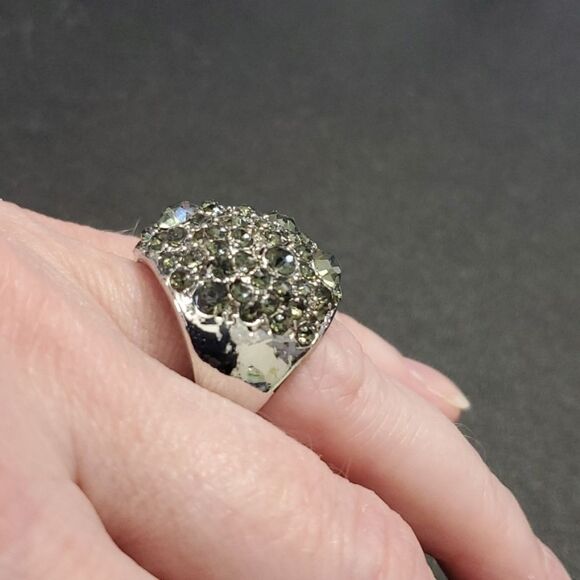 Silver tone rhinestone ring size 6 - Picture 3 of 8